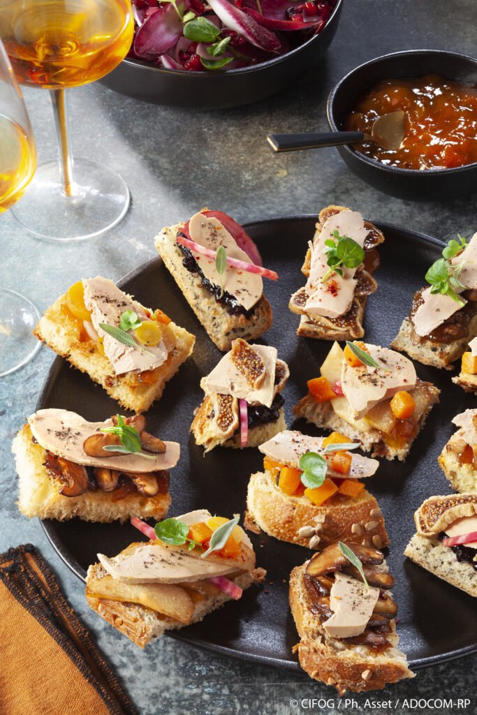 Farandole de toasts au foie gras sur une assiette